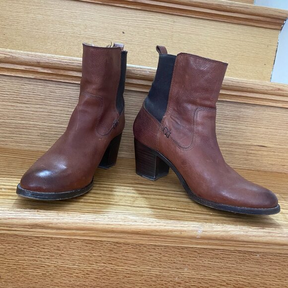 Womens Frye Boots Size 9 1/2 they need a polish - Picture 3 of 4